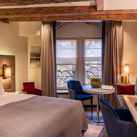 Hotel Les Armures Женева Екстер'єр фото A room at the hotel